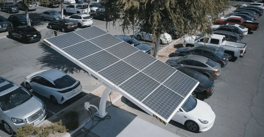 Solpanelar på en parkeringplats. Foto.